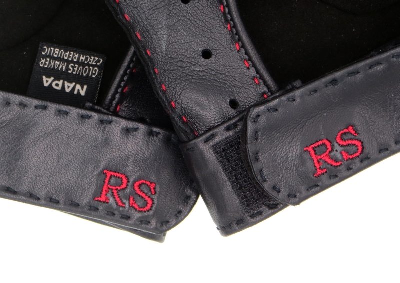 vyšítí monogramu na obě rukavice