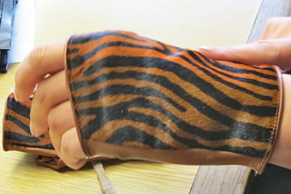 Dámské kožené rukavice NAPA Návlek teletina zebra tmavá